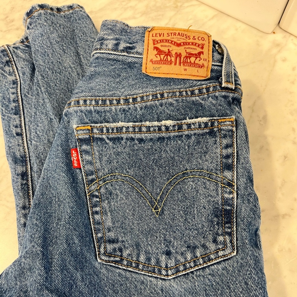 Like new distressed Levi’s 501 cropped jeans
